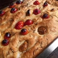 Focaccia dulce de uvas rojas y romero